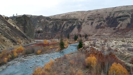 Imágenes-De-Ariel-Drone-De-Un-Valle-De-Río-Escarpado-En-Otoño