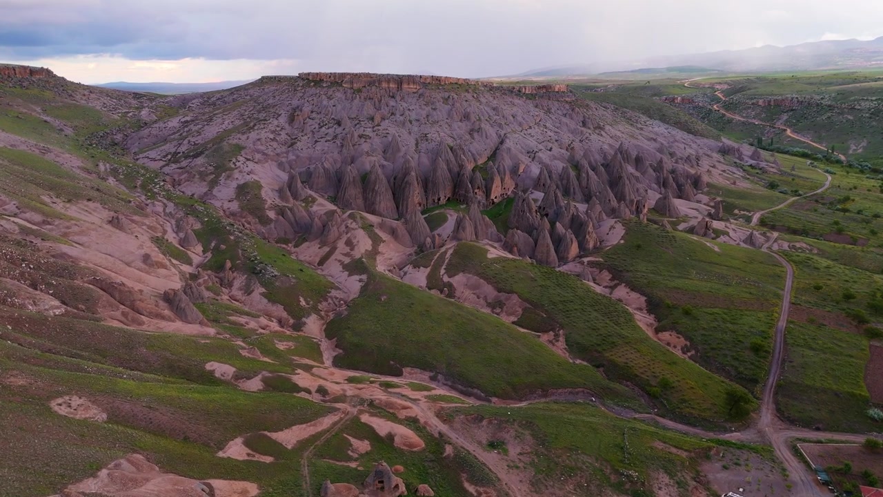 Kappadokien Selime-katedralen vulkaniskt landskap bergdal uråldrig bergsutskärning flygande inzoomning