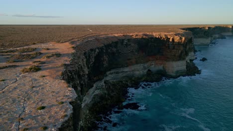 Vista-Aérea-Hacia-Atrás-De-Los-Acantilados-De-Nullarbor-Durante-La-Mañana-En-El-Sur-De-Australia