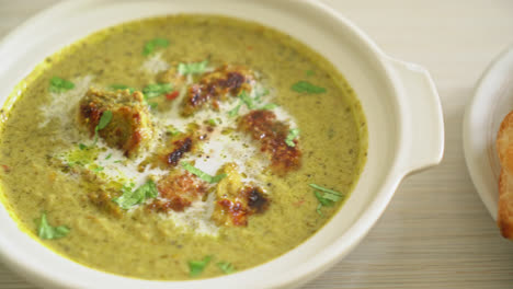 afghani chicken in green masala curry or hariyali tikka chicken hara masala with roti or naan bread - indian food style