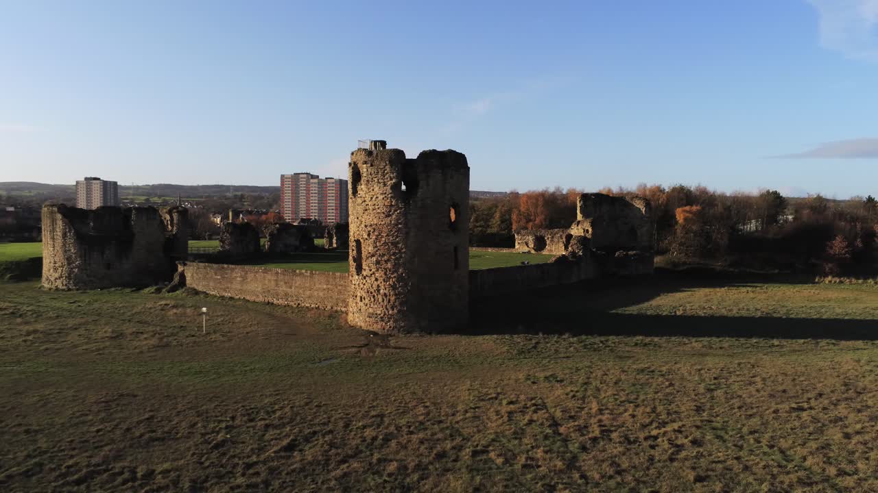 antiguo castillo de pedernal herencia medieval militar galés ruinas vista aérea punto de referencia avance lento empujar hacia adentro