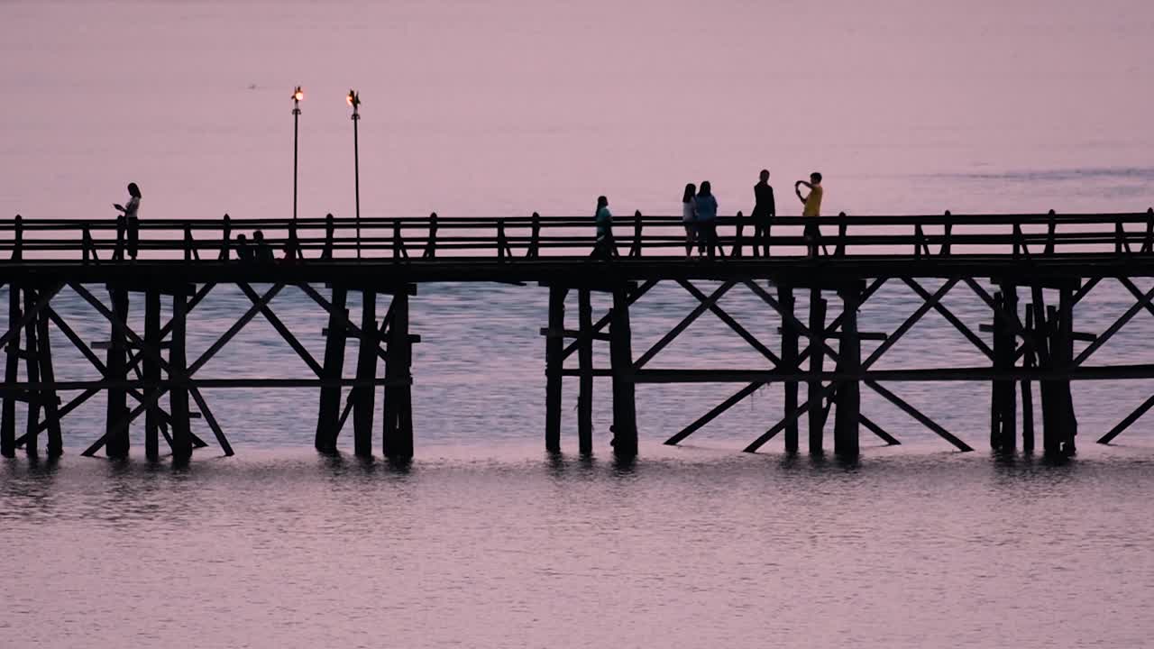 мост мон - старый деревянный мост, расположенный в сангкла, таиланд