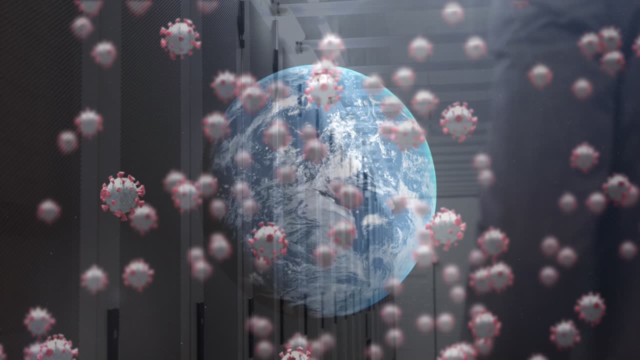 Animación de células de coronavirus con un globo terráqueo procesando datos y un hombre en la sala de servidores.