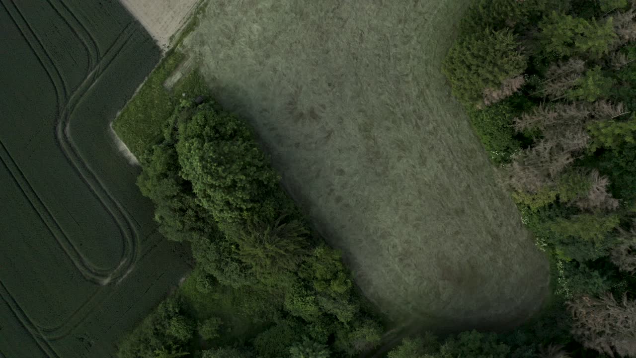 revelando un hermoso paisaje con un suave disparo de drones en alemania, baja sajonia