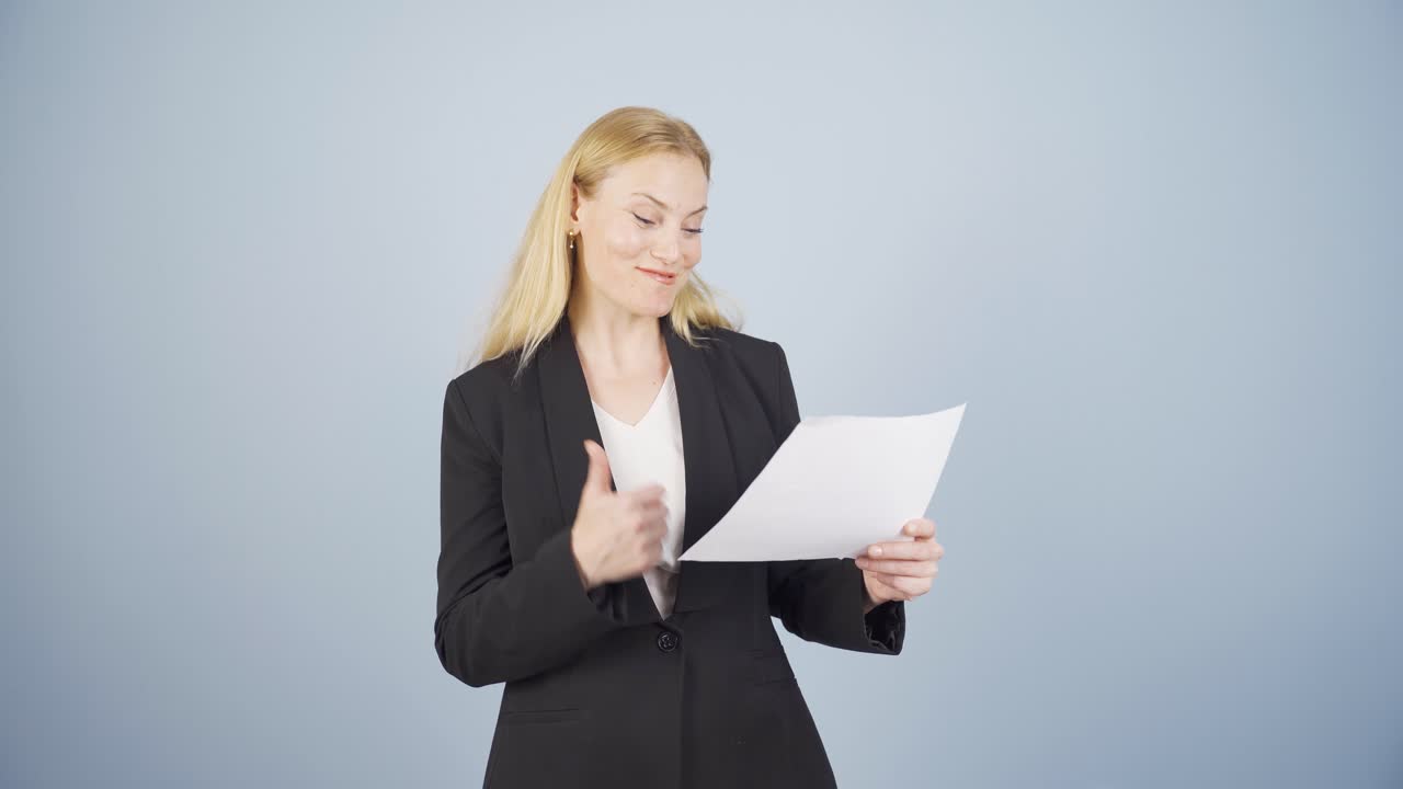 la mujer de negocios mira el documento en su mano y se alegra.