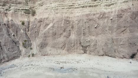 Una-Increíble-Plataforma-Rodante-De-Alto-Presupuesto-Levanta-Una-Toma-De-La-Playa-De-Dana-Point-Que-Revela-La-Hermosa-Arquitectura-Del-Acantilado-Del-Sur-De-California-Y-Luego-Una-Panorámica-De-Toda-La-Ciudad-Y-El-Puerto-De-Dana-Point