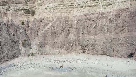 una increíble plataforma rodante de alto presupuesto levanta una toma de la playa de dana point que revela la hermosa arquitectura del acantilado del sur de california y luego una panorámica de toda la ciudad y el puerto de dana point
