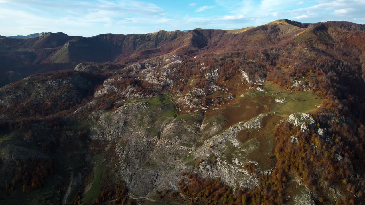 hermoso paisaje con cadenas montañosas en otoño, lugar favorito para los turistas que caminan por la naturaleza, albania