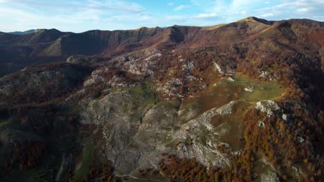 Hermoso-Paisaje-Con-Cadenas-Montañosas-En-Otoño,-Lugar-Favorito-Para-Los-Turistas-Que-Caminan-Por-La-Naturaleza,-Albania