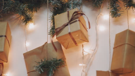 cerca de la chimenea con calcetines y decoraciones de navidad