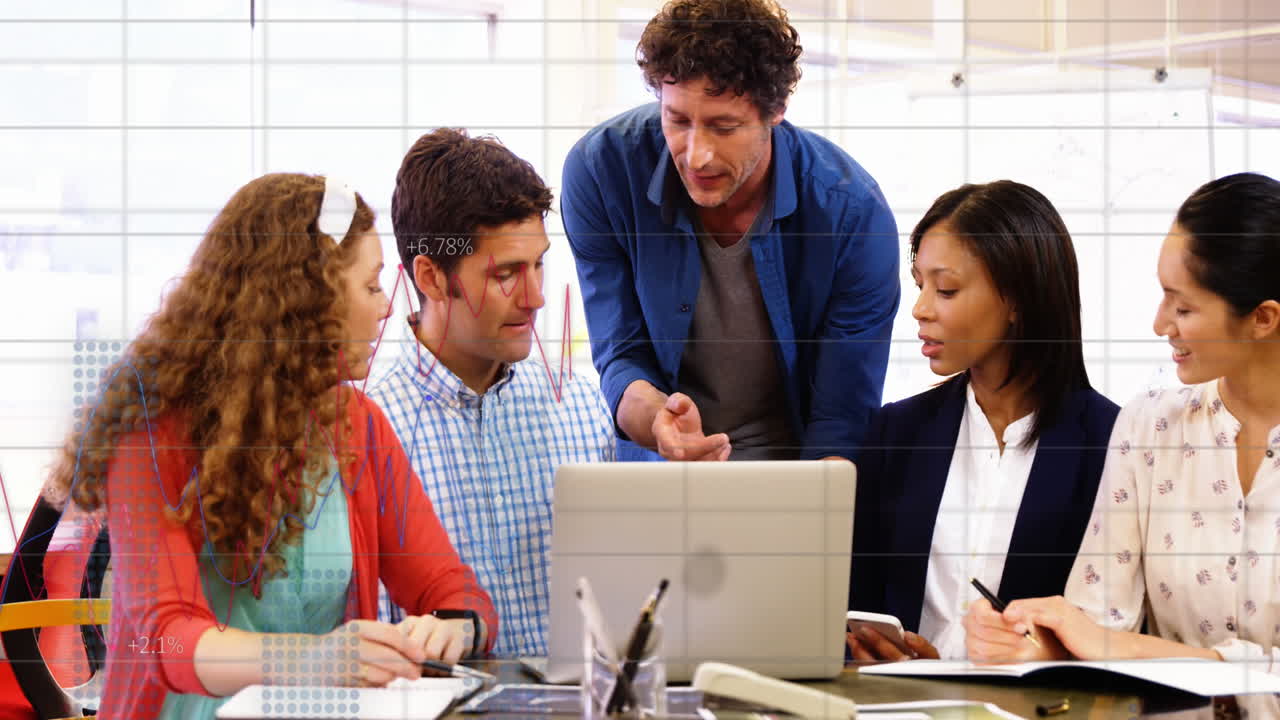 Animazione di elaborazione dati statistici su colleghi che discutono davanti a un laptop in ufficio.