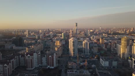 horizonte de la ciudad al amanecer o al atardecer