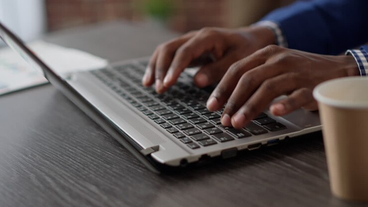 UnternehmensmanagerIn arbeitet mit Projektinformationen auf dem Laptop