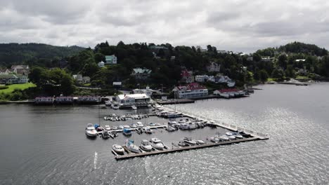 Vista-Aérea-Del-Puerto-Deportivo-Con-Barcos-Amarrados-En-Ljungskile,-Uddevalla,-Suecia