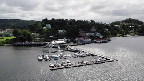 vista aérea del puerto deportivo con barcos amarrados en ljungskile, uddevalla, suecia