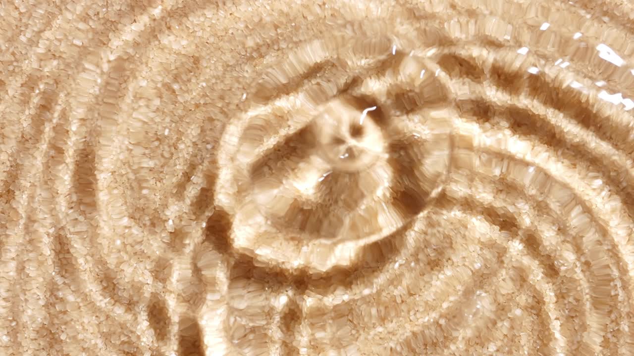 다중 물방울이 갈색 설탕 질감 위에 표면에 떨어집니다.