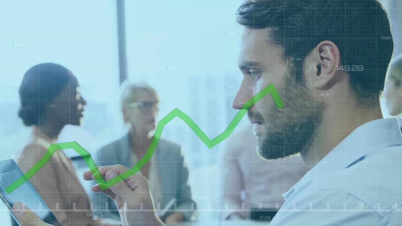 animación del procesamiento de datos estadísticos sobre el hombre caucásico usando una tableta digital en la oficina.