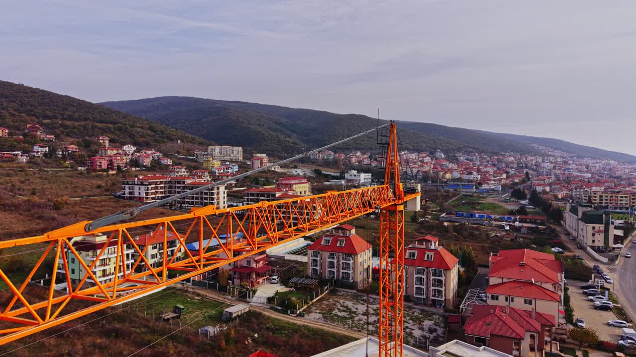 Gru edili sopra un cantiere residenziale, vista dall'alto