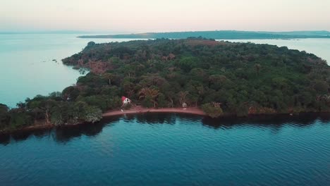 drone acercándose a la orilla de la playa de la isla de banda, uganda, en el archipiélago de la isla ssese, lago victoria