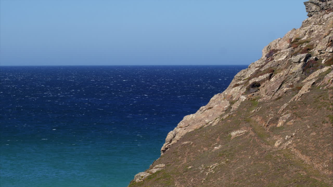 взгляд на прекрасное синее море и небо корнуолла, англия, в яркий солнечный день - широкий панорамный снимок