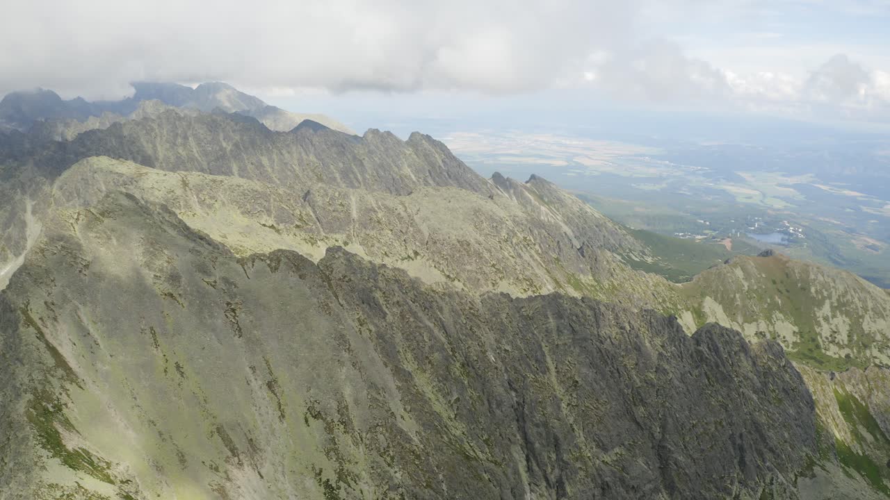 altos tatras en eslovaquia con una hermosa vista de un cielo azul - toma aérea