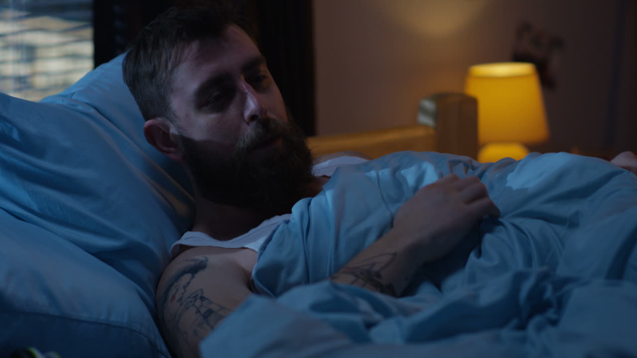 hombre durmiendo en la cama por la noche