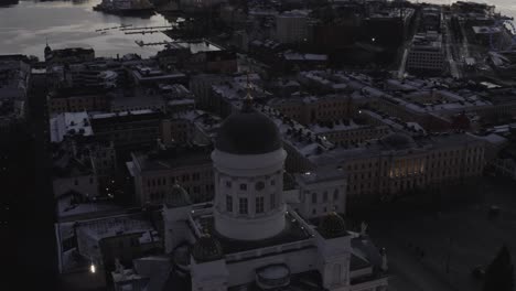 Vista-Aérea-De-La-Catedral-De-Helsinki-Y-La-Catedral-De-Uspenski