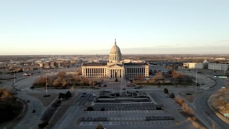 edificio del capitolio del estado de oklahoma en la ciudad de oklahoma, oklahoma con video de avión no tripulado moviéndose de izquierda a derecha