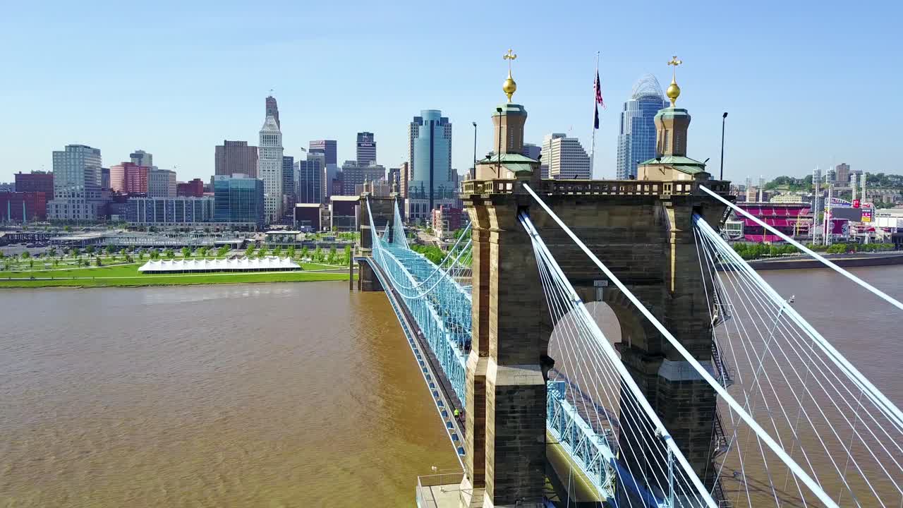 오하이오 강 전경을 건너는 다리가 있는 신시내티 오하이오의 아름다운 항공 샷
