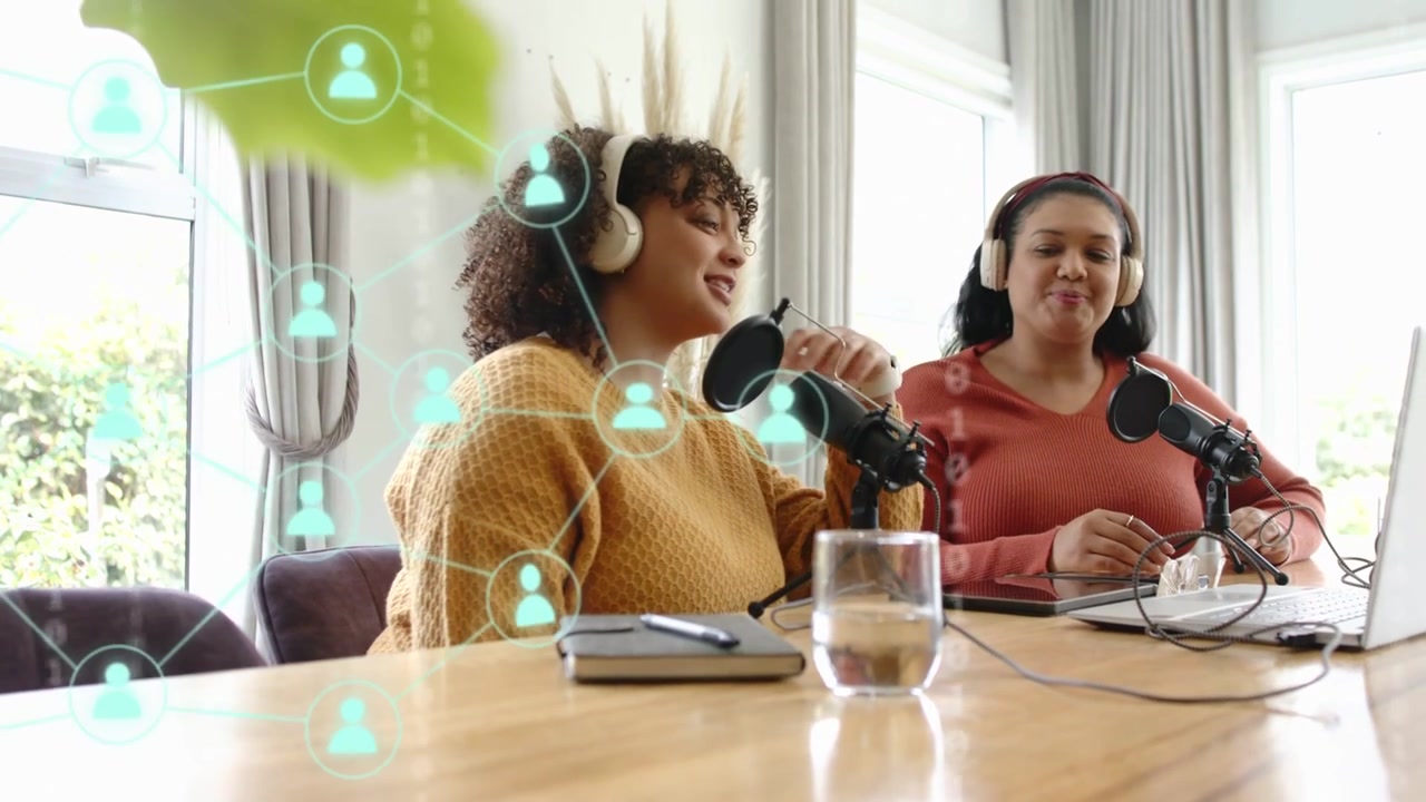 Il conduttore di sinistra si gira verso il co-conduttore e inizia il podcasting, generando icone binarie e di rete animate.