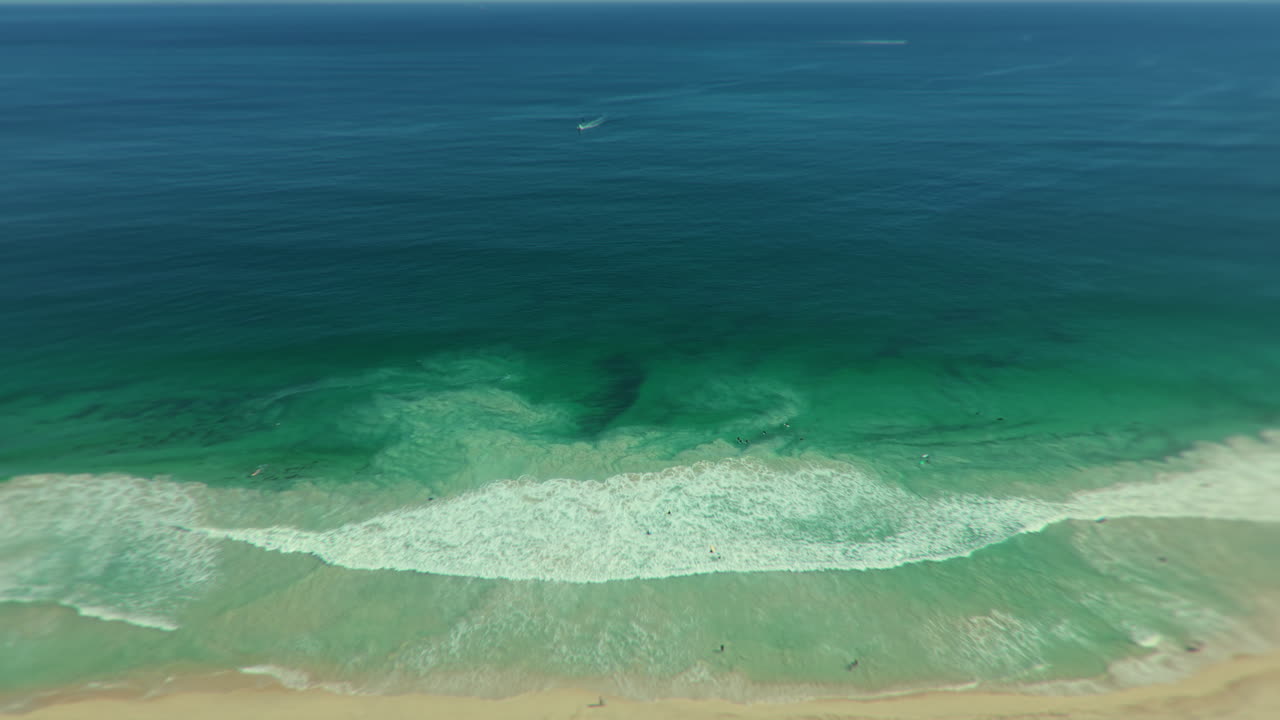 vista aérea de una hermosa playa con olas
