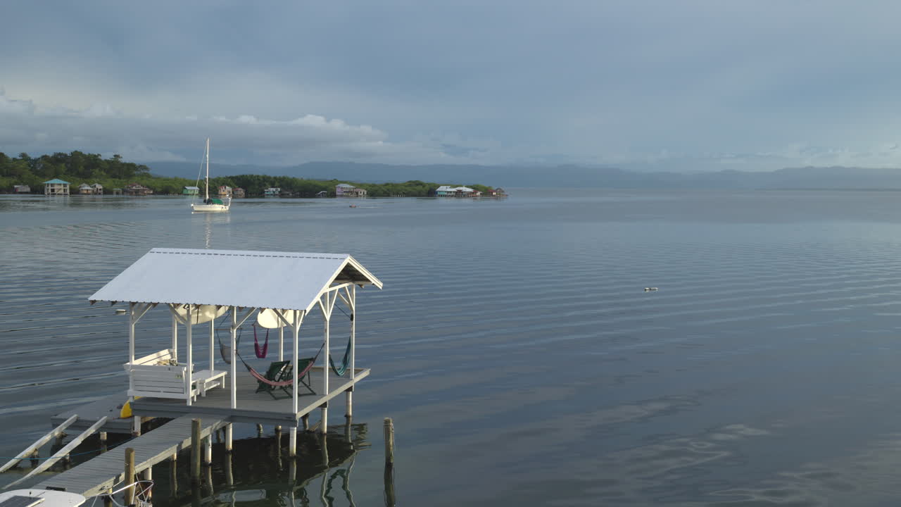 Tomada estática em mão na hora dourada de uma zona flutuante relaxante com redes para descansar.