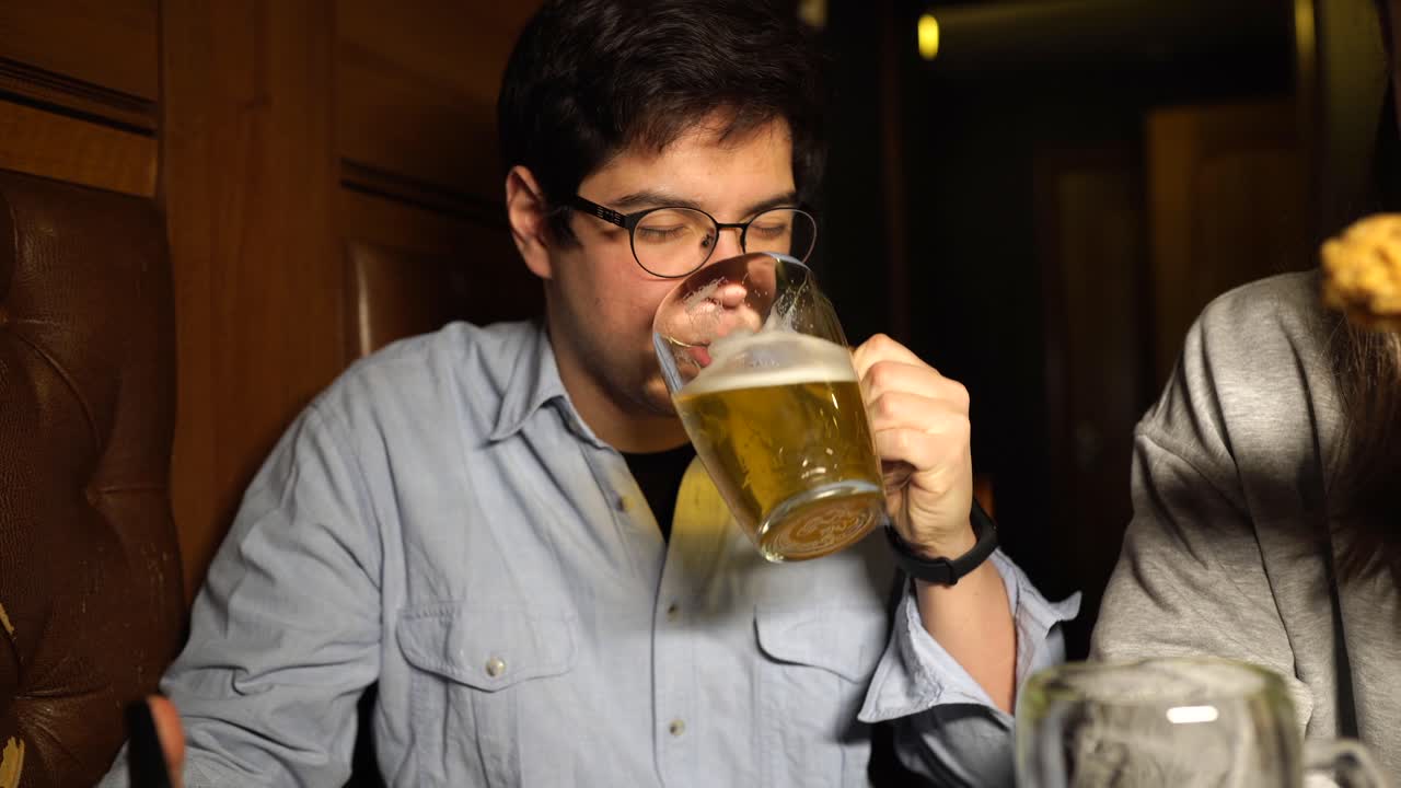 People drinking beer at a restaurant