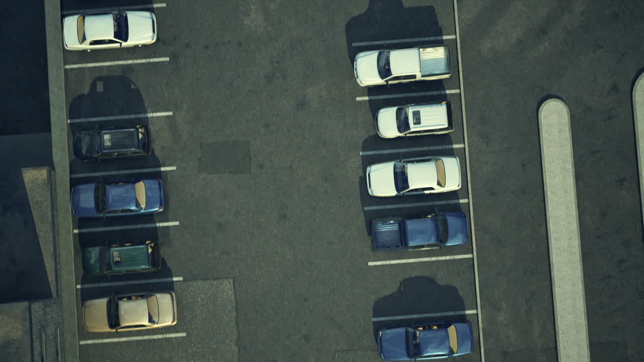 Auto parcheggiate in un parcheggio ben organizzato in una giornata di sole