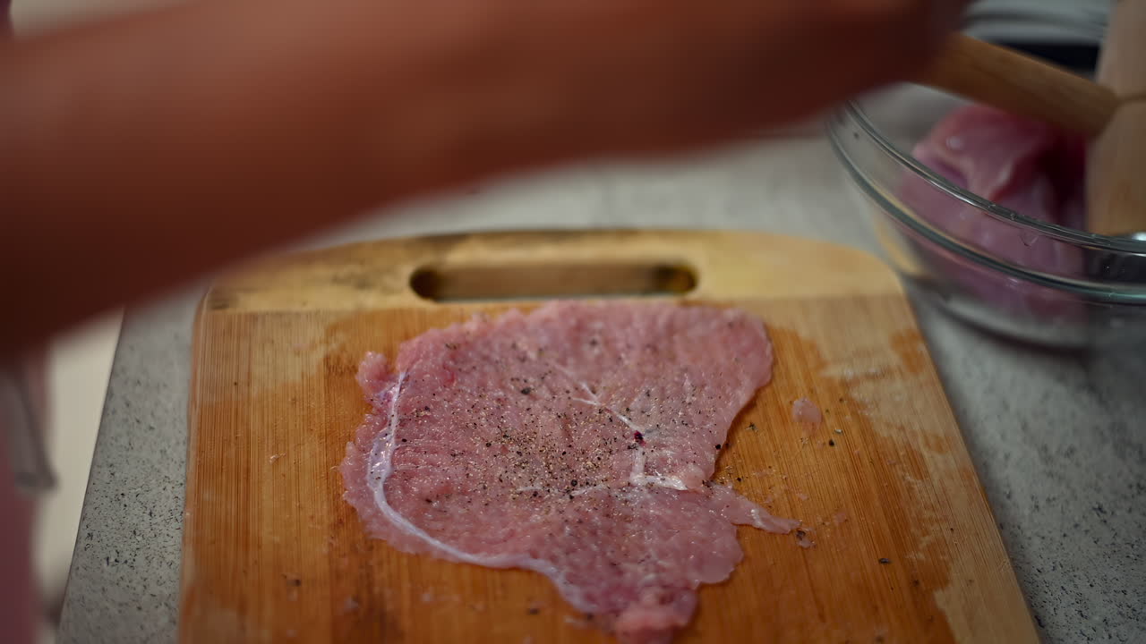 Scopri come intenerire correttamente la carne usando un batticarne di legno. Questa semplice tecnica da cucina aiuta a migliorare consistenza e sapore. Perfetta per chi cucina a casa