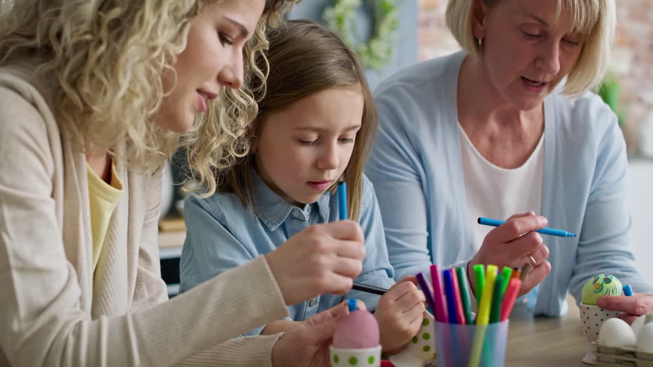 vídeo en primer plano de mujeres pintando huevos de pascua en ho