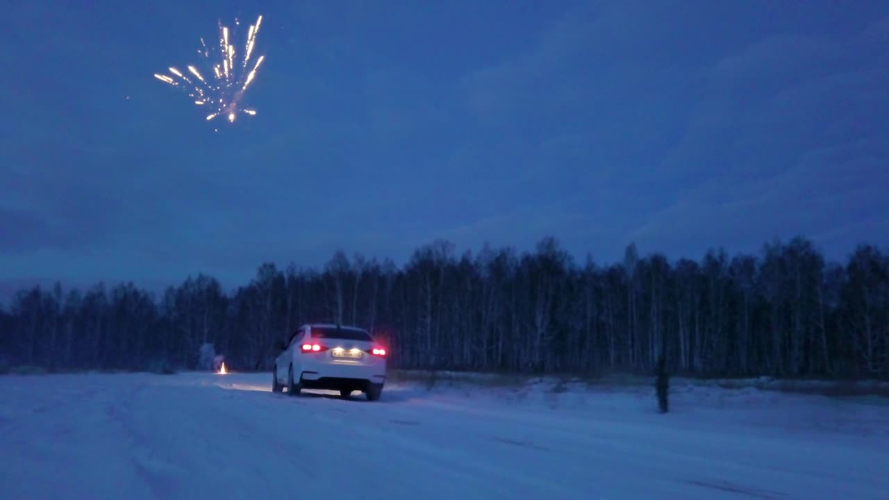 밤에 불꽃놀이와 함께 눈 인 도로에  차