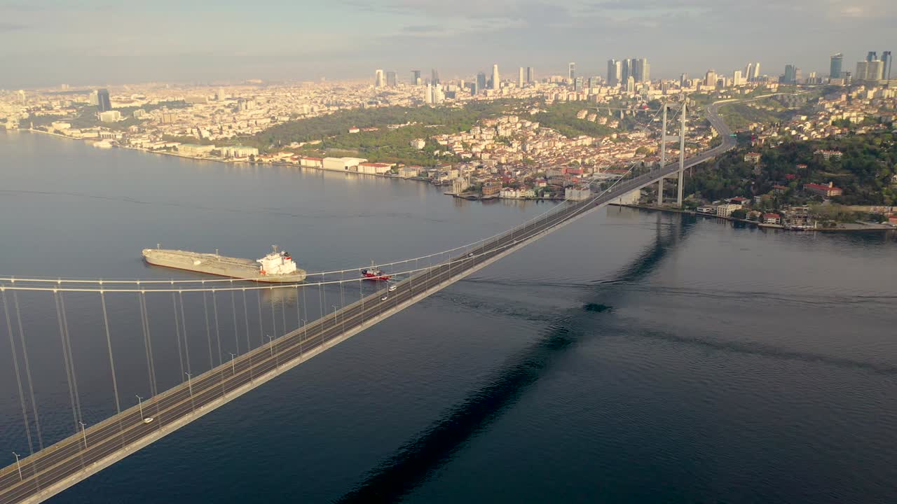 15일 순교자 다리 (boğaziçi köprüsü) - 이스탄불, 터키에서 드론으로 볼 수 있다.