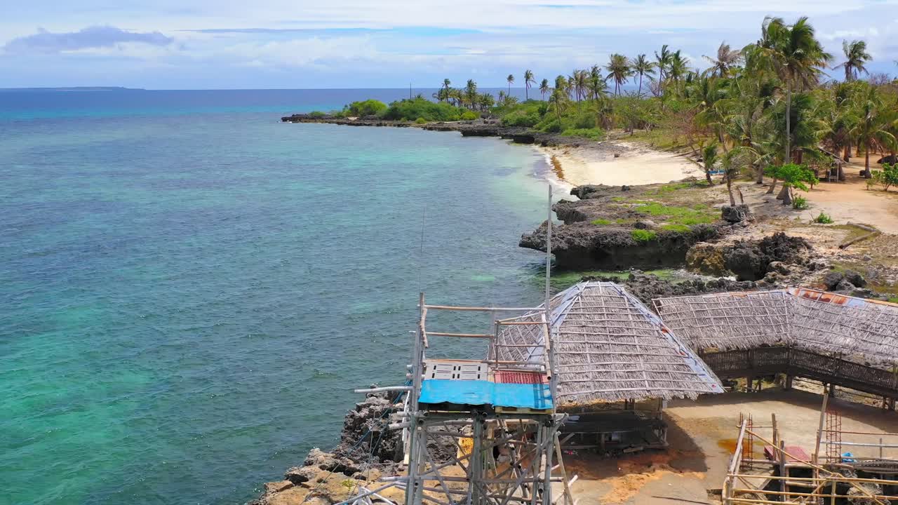 Trampolino di bambù, acqua di mare cristallina, spiaggia paradisiaca con palme. Sorvola