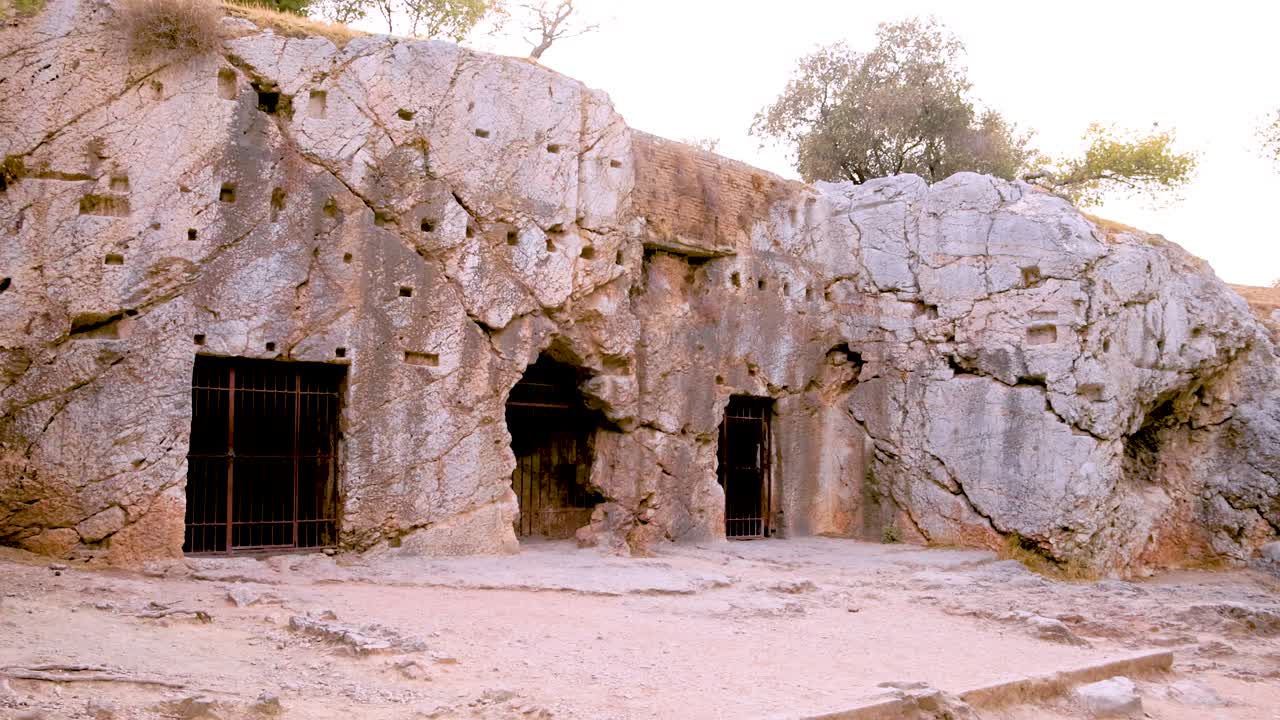 estructura de piedra con ventanas barradas en atenas, grecia