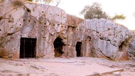 estructura de piedra con ventanas barradas en atenas, grecia