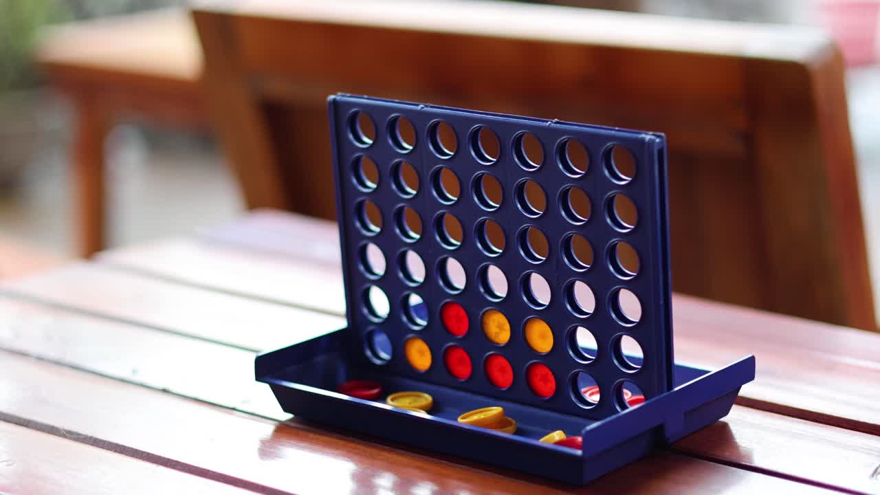 dos jugadores involucrados en un juego de conexión de cuatro