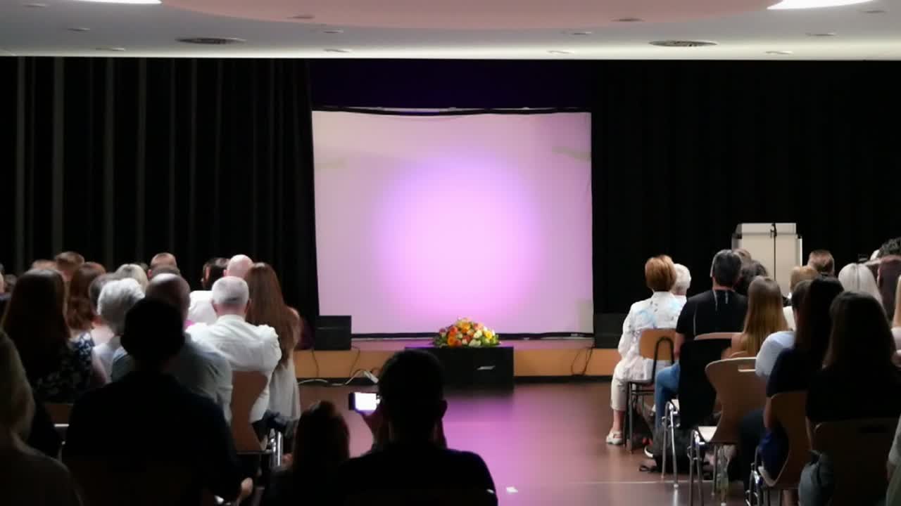 스트라이퍼가 라일라 조명으로 무대에서 춤을 추고 있습니다.