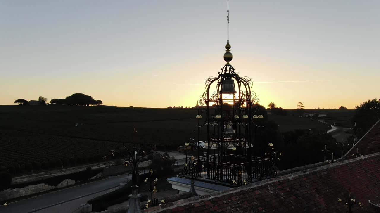 프랑스 의 세인트 에밀리온 에 있는 샤토 안젤루스 종탑 의 해 가 지는 모습