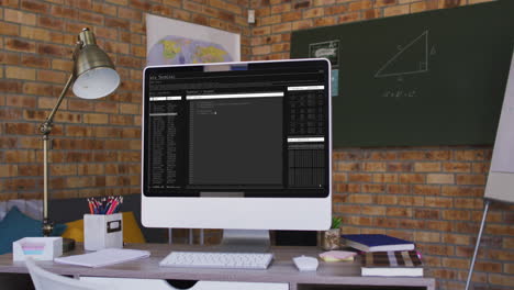 pantalla de computadora con procesamiento de datos de pie en el escritorio en la oficina