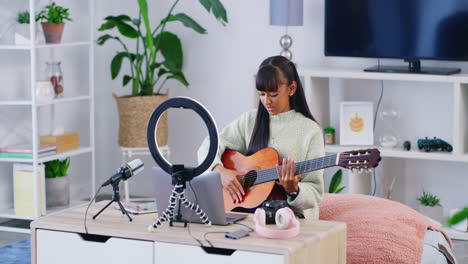 influencer femminile che registra un tutorial di chitarra