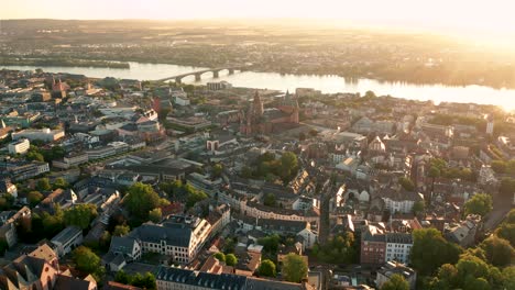 Dejando-Mainz-Disparado-Desde-Un-Dron-En-El-Cielo-En-Una-Perfecta-Mañana-Soleada-De-Verano-Mostrando-El-Casco-Antiguo,-La-Cúpula-Y-El-Río-Al-Fondo-Por-Un-Amplio-Dron-De-Cine-En-Alemania