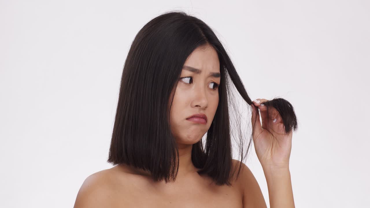 머리카락이 손상된 여자