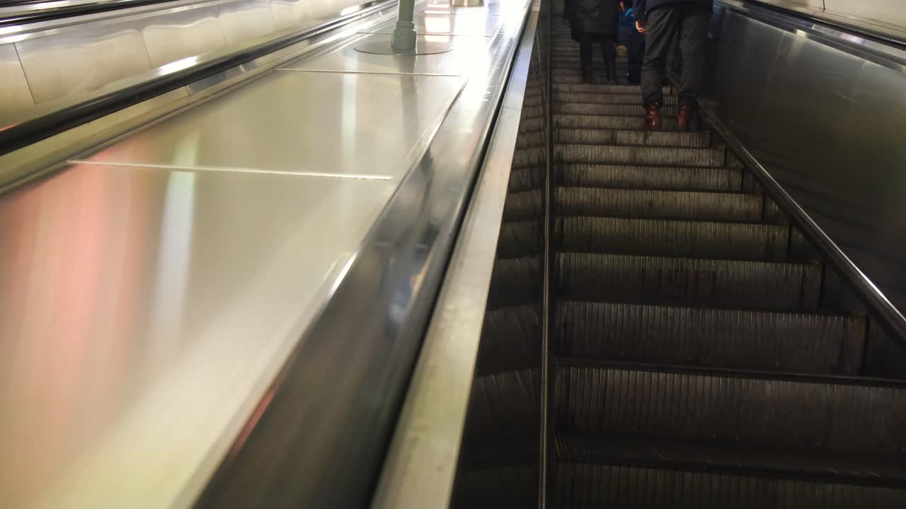 escalera mecánica en un sistema de transporte público