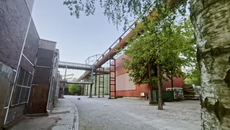 árboles en una antigua zona industrial en un camino bien hecho en el parque paisajístico, duisburg, alemania